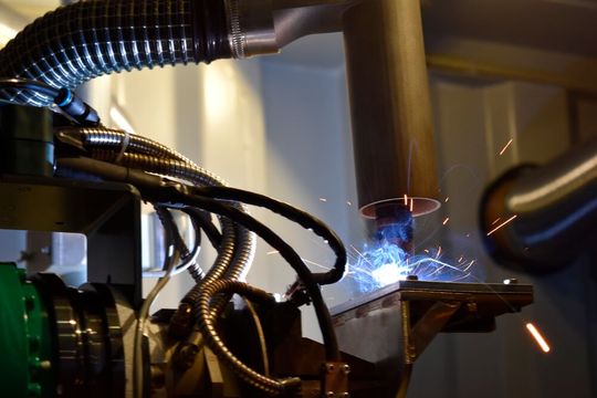 Das additive Fertigungsverfahren Wire Arc Additive Manufacturing (WAAM) hat im Vergleich zu anderen 3D-Druck-Methoden einige Vorteile zu bieten. Doch das Ganze will gekonnt sein. Für Erleichterung sorgt nun ein digitales Assistenzsystem für die einfachere Einrichtung des WAAM.(Bild:  IAPT)