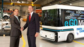 Prof. Dr. Günther Schuh, CEO der e.GO Mobile AG (r.), und Torsten Gollewski, Leiter der ZF-Vorentwicklung und Geschäftsführer der Zukunft Ventures GmbH, präsentieren den People- und Cargo Mover. Das autonom fahrende Fahrzeug wird als gemeinsames Produkt des Joint Ventures e.GO Moove von ZF und e.GO gebaut. (ZF/e.GO)