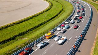 Wie jedes Jahr Highlight bei der Bosch Boxberg Klassik: die Fahrt mit dem eigenen Oldtimer im Hochgeschwindigskeitsoval. Ab 120 km/h kann man das Lenkrad loslassen – theoretisch. (Bild: Bosch)