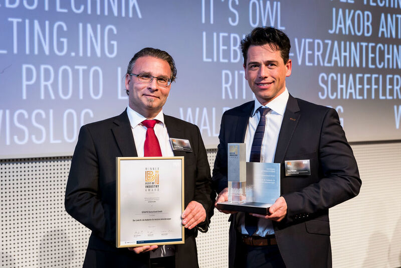 Gewinner in der Kategorie „Betriebstechnik“: SERAPID Deutschland GmbH – Hubkette LinkLift. Roman Wildenauer (links) und Klaus Würkner nehmen den Preis entgegen. (Stefan Bausewein / VBM)