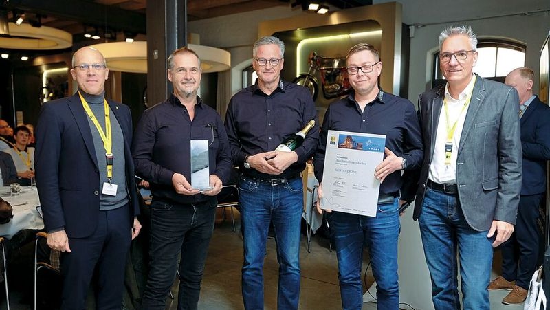 Klaus Hagenlocher (mi.) vom gleichnamigen Autohaus wurde im Rahmen des Classic Business Day mit dem Classic Business Award 2025 ausgezeichnet. Ihm und seinen beiden Mirarbeitern (mi. li. bzw. mi. re) übergaben Wolfgang Michel, Chefredakteur des »kfz-betrieb« (re.) und Raphael Dammann (li.), Head of Sales Strategy bei der DAT, die neue Auszeichnung. (Bild: Zietz – VCG)