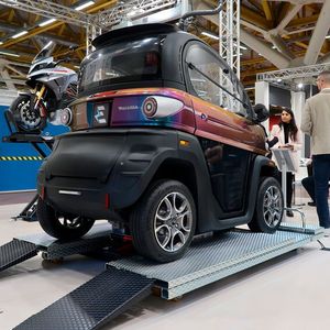 Wer häufig an Kleinstwagen arbeitet, braucht hierfür keine normal lange Hebebühne. Diesen Gedanken griff man bei Kiro auf, einem italienischen Spezialisten für kurze Pkw- sowie Motorradhebebühnen. Der deutsche Vertrieb läuft über Heni.(Bild:  Diehl – VCG)