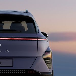 In der Elektro-Variante kommen die von den Ioniq-Modellen bekannten Pixel-Grafik-Elemente zum Einsatz.(Bild:  Hyundai)