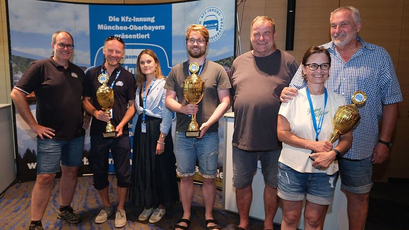 Die Gesamtsieger (v.l.): Andreas Brachem, Geschäftsführer der Innung München und Oberbayern, Thomas und Eva-Marie Schumann (2. Platz), Thomas Schilling jun. und Thomas Schilling sen. (1. Platz) sowie Kitti und Franz Kettl (3. Platz).  (Bild: Holger Zietz - VCG)