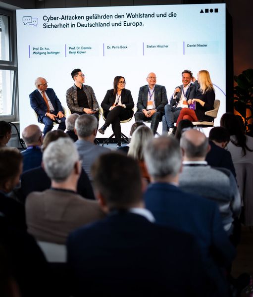 Bei der 1. Panel-Diskussion ging es darum, dass Cyberattacken den Wohlstand und die Sicherheit in Europa gefährden. (Bild: FTAPI)