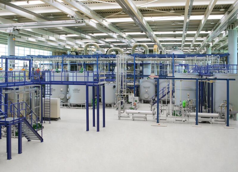 Vormontage der Chemiewaffenvernichtungsanlage mit Abwasseraufbereitung, Turaktor und integrierter Abluftreinigung für den Standort Potschep, Russland.  (Eisenmann)