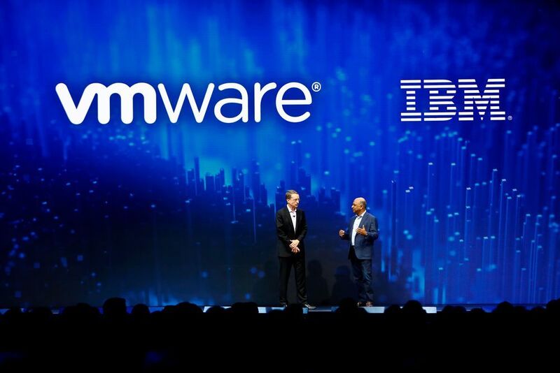 Pat Gelsinger, CEO von VMware, und ein Vertreter von IBM sprechen über engere Kooperation..  (VMware)
