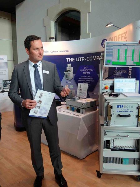 „Unsere Multi DUT fähige UTP RF Testerplattform mit den NOFFZ-Technologien und den kundenspezifischen Produktanbindungen bilden mit dem neuartigen NI Wireless Testsystem eine perfekte Symbiose, um den heutigen Anforderungen Richtung Kosten- und Testzeitreduktion zu begegnen“, berichtet Markus Solbach, Geschäftsführender Gesellschafter bei NOFFZ Technologies. „Das neu vorgestellte NI WTS spart Entwicklungszeiten und läßt uns auf die Systemintegration und Test-Anpassung fokusieren.“ (Bild: Näther)
