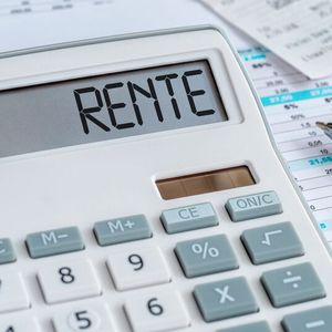  In Deutschland gibt es rund 21 Millionen Menschen, die ihre Rente beziehen. Für all diese bringt das neue Jahr gute Nachrichten. Ab dem 1.7.2024 sollen die Renten bundesweit um 3,5 Prozent steigen. So heißt es in einem Entwurf des Rentenversicherungsberichts 2023 der Bundesregierung. (Bild:  © Zerbor – stock.adobe.com)