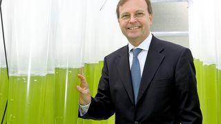 „Mit der Entwicklung von Biokerosin aus Algen machen wir einen wichtigen Schritt 'Weg vom Öl'. ", sagt Thomas Rahel MdB, Parlamentarischer Staatssekretär im BMBF. (Bild: Forschungszentrum Jülich)