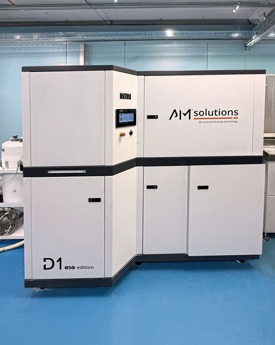 Automatisierte Nacharbeit: Bei nur etwa 20 Prozent Personalaufwand verkürzt die Anlage «D1» von Rösler für komplette Baujobs die Auspackzeit auf die Hälfte der bisher erforderlichen Zeit.(Bild:  Rösler)