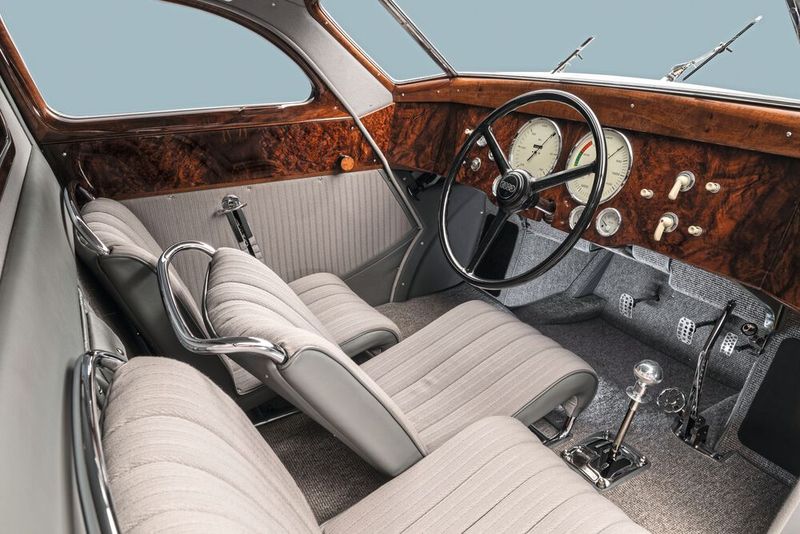 Der Fahrer hätte in der Mitte sitzen müssen, Beifahrer – leicht nach hinten versetzt – links und rechts daneben. (Bild: Audi)