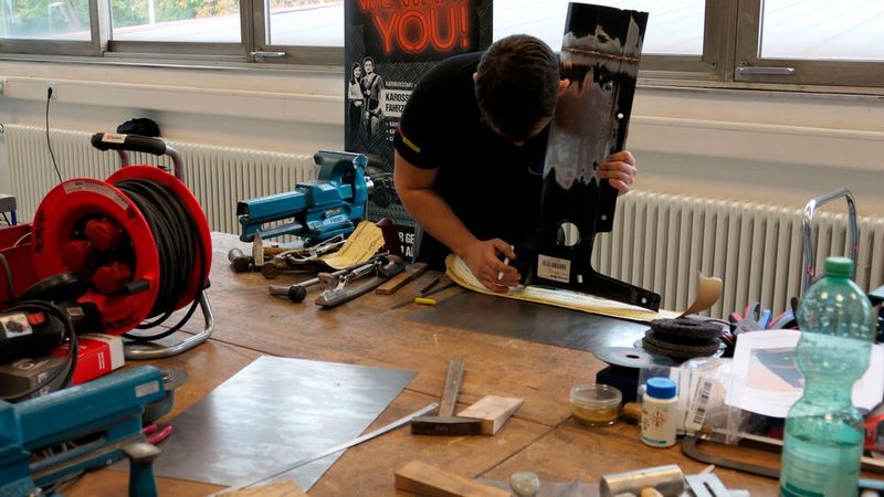 Passt alles? Konzentrierter Abgleich der Arbeit. (Bild: Wenz| VCG)