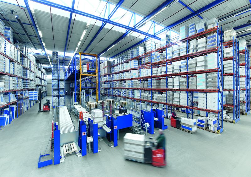 Im manuellen Lagerbereich transportiert ein Aufzug die Paletten von der 10 m hohen Brücke zu einem Abnahmeplatz parterre. Werker bringen die Paletten mit sortenreinen Versandaufträgen dann mit Staplern oder Hubwagen vom Abnahmeplatz zu den Verladetoren. (Archiv: Vogel Business Media)