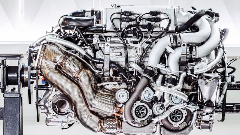 Anfangs „nur“ 1.001 PS, inzwischen bis zu 1.600: Der 8,0-Liter-W16-Motor von Bugatti ist der einzige 16-Zylindermotor im Fahrzeugeinsatz auf der Welt und ein Meisterstück der Ingenieurskunst.