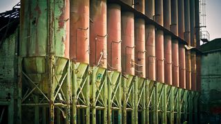 Silos gehören nicht nur auf der Abbildung zum alten Eisen. Das Suse-Betriebssystem SLES soll über verschiedene Betriebsmodi und Zentralisierungstufen funktionieren und so Verbindungen schaffen.  (michael-gaida auf Pixabay)