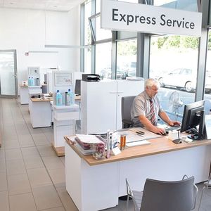 Die Serviceberater sitzen in einem lichtdurchfluteten Anbau, der 2016 an das Werkstattgebäude angesetzt wurde.(Bild:  Jan Rosenow)