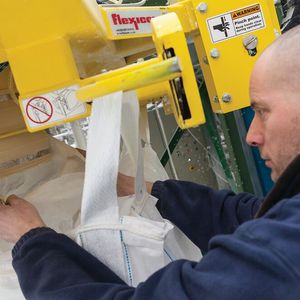 Die Sacköffnung wird auf die aufdehnbare Manschette geschoben und die Sackriemen an einziehbaren Haken befestigt, die den Sack während des Füllvorgangs tragen.(Bild:  Flexicon)