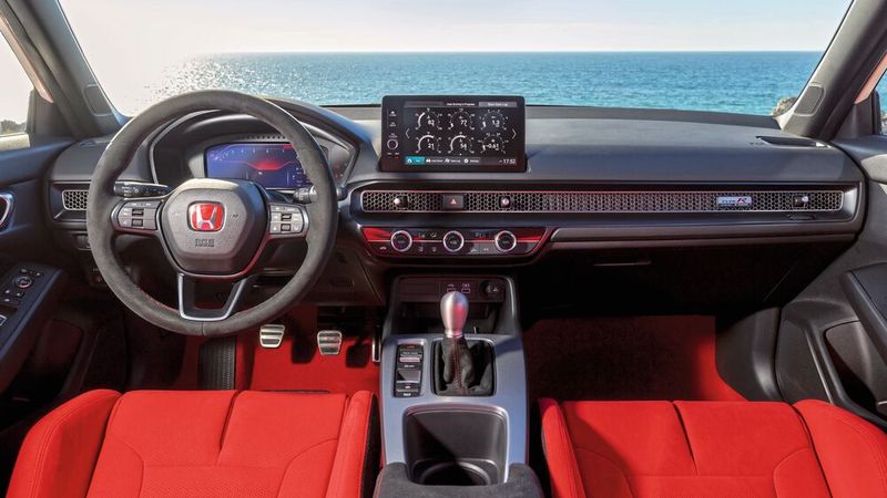 Die rot gepolsterten Sportsitze haben den Fahrer fest im Griff. (Bild: Honda)