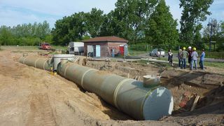 180 m3 Schmutzwasser fasst der Staukanal aus GFK-Wickelrohr, der dem Pumpwerk Lehmweg vorgeschaltet ist.  (Bild: Amitech)