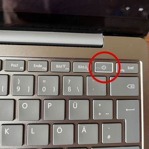 Im Power-Schalter des Microsoft-Notebooks ist ein Fingerprint-Leser für eine schnelle Windows-Hello-Anmeldung eingebettet.(Bild:  Vogel IT-Medien)