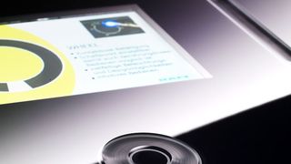 Alles aus einem Guss: Bedienelemente und Touchscreen sind unter einer durchgehenden Glasoberfläche vereint (Archiv: Vogel Business Media)