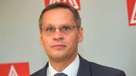 Die vierte Tarifverhandlungsrunde zwischen der IG Metall und Volkswagen steht kurz bevor. Warnstreiks dominieren den heutigen Tag. IG-Metall-Verhandlungsführer Thorsten Gröger droht mit Verschärfungen und fordert, dass VW jetzt entgegenkommen muss ...(Bild:  IG Metall)