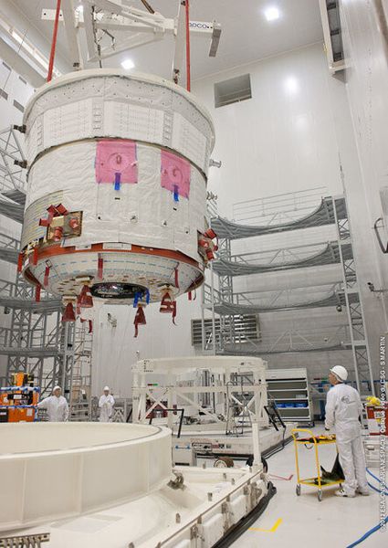 Im «Clean Room» des Guiana Space Centre: Der «ATV-4 Albert Einstein» bei den Vorbereitungen. (Bild: Esa)