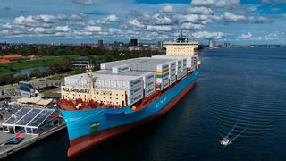 An der Grenze zu Deutschland ist in Dänemark jetzt die erste Großanlage für grünes Methanol in Betrieb genommen worden. Maersk gehört zu den ersten Nutzern dieser Treibstoffalternative, die das Containerschiff Laura Maersk (Bild) antreiben wird. (Bild: Maersk)