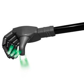 Die Bionic Hand hilft, wenn die Fernbedienung des Fernsehgeräts zu weit entfernt, der Lichtschalter gerade unerreichbar ist oder wenn Sie einfach Ihre Mitmenschen ärgern möchten. Sie kann nach allem Möglichen greifen und macht Licht- und Soundeffekte. Bei www.YellowOctopus.com.au kostet die Hand 9,99 Dollar.  (Bild: Yellow Octopus)