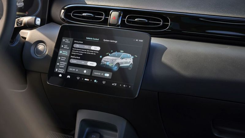 Im T03 sind immer ein großes Panoramadach, Klimaautomatik, elektrische Fensterheber, ein 8 Zoll-Instrumentendisplay sowie ein 10-Zoll-Touchscreen mit Navigation an Bord. (Bild: Leapmotor)