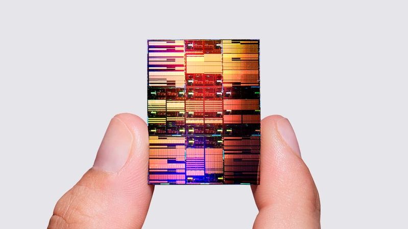 Der experimentelle, im 0,7-Nanometer-Verfahren hergestellte Chip in den Fingerspitzen eines IBM-Forschers.(Bild:  IBM)