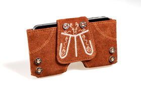 Damit auch das Smartphone zum Vatertags-Fest stilecht gekleidet ist gibt es die Lederhosen-Hülle. Bei  www.proidee.de gibt es die Handy-Hülle Lederhose für 29,90 Euro. (Bild: www.proidee.de)