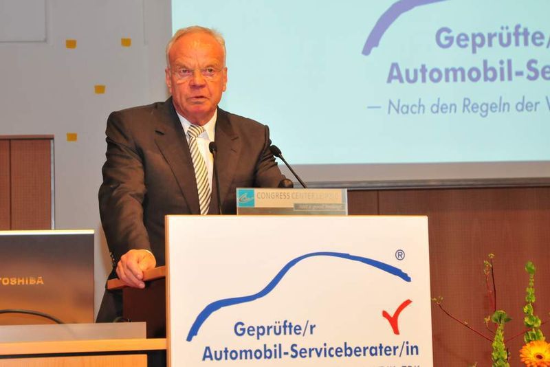 Volker Lange, Präsident des VDIK, dankte den Geprüften Automobil-Serviceberatern in seinem Grußwort für ihr Engagement und forderte sie auf, damit nicht nachzulassen. (Archiv: Vogel Business Media)