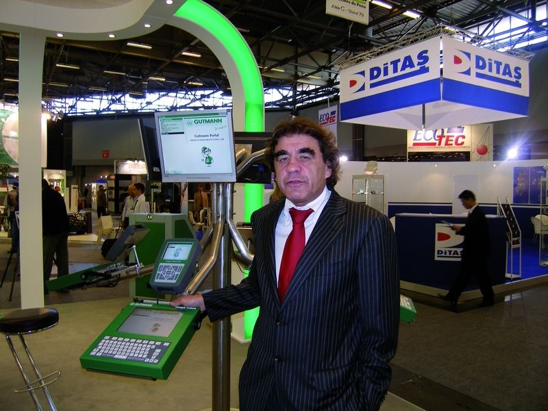 Deutsche Geräte- hersteller wie der  Diagnosespezialist Gutmann nutzen  die Equip Auto, um ihre Produkte vor- zustellen; im Bild: Geschäftsführer  Roland Schuler. Fotos: Wenz (Archiv: Vogel Business Media)