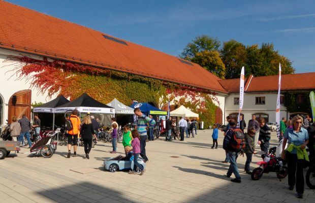 Das teilnehmerfeld am Start- und Zielort Fürstenfeldbruck (Bild: ePROJEKT)
