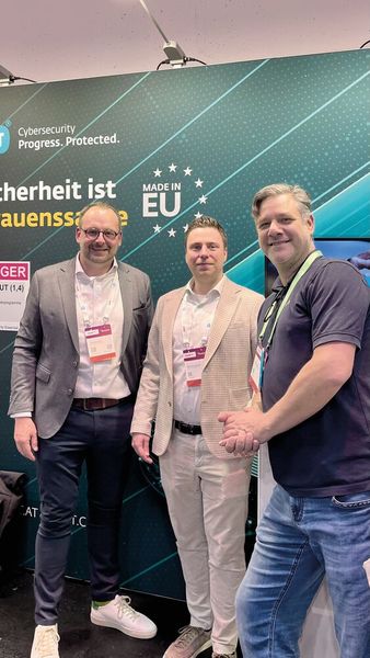 (v. l.) Christoph Preetz und Max Robert Schmidt (beide Eset) im Gespräch mit mit Ingo Fohrmann (ALSO) (Bild: Vogel IT-Medien GmbH)