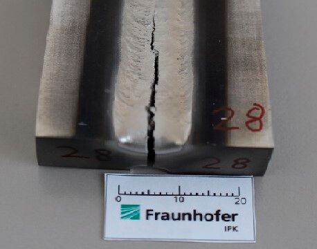 Die Additive Fertigung birgt großes Potenzial, wenn es um die Herstellung von Bauteilen aus hochfesten Werkstoffen geht. Das Problem, zum Beispiel bei Nickel-Superlegierungen, sind Heißrisse beim Fügen – so wie hier. Forscher aus Berlin lösen das Problem nun per Elektronenstrahl. Die Additive Fertigung birgt großes Potenzial, wenn es um die Herstellung von Bauteilen aus hochfesten Werkstoffen geht. Das Problem, zum Beispiel bei Nickel-Superlegierungen, sind Heißrisse beim Fügen – so wie hier. Forscher aus Berlin lösen das Problem nun per Elektronenstrahl.