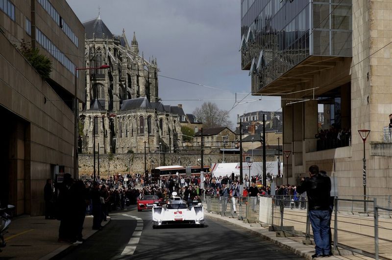 Der neue Audi R18 e-tron quattro: Der Sportwagen absolvierte seine ersten Kilometer in Le Mans im März 2014  nicht auf der legendaeren Rennstrecke in Westfrankreich, sondern im öffentlichen Strassenverkehr (Bild: Audi)