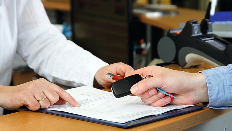 Die hohen Preise für Neuwagen sorgen für mehr Nachfrage nach Autokrediten, wie der DAT-Report 2025 zeigt.(Bild:  © Tobias Langner - stock.adobe.com)