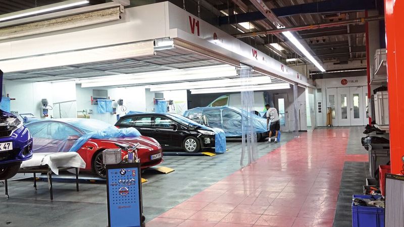 Up to date: Multifunktionsarbeitsplätze gehören heute zum guten Ton. Verständlich, denn schließlich steigern sie die Effizienz. Und der Boden aus Kunststoffplatten macht das Arbeiten deutlich angenehmer. (Bild: Dominsky/»kfz-betrieb«)