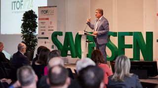 CIO und Staatssekretär für Digitale Verwaltung und Verwaltungsmodernisierung des Freistaates Sachsen, Prof. Thomas Popp hält eine Eröffnungs-Keynote beim 11. IT- und Organisationsforum in Dresden. (© JAN FELBER)