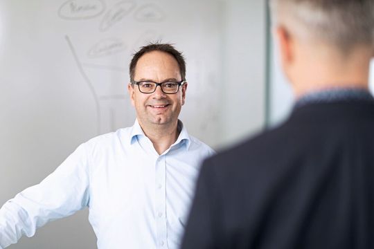 Johannes Berg: „Für eine hohe Flexibilität können wir sämtliche Stöber-Motoren wie die Synchronservomotoren EZ in jeder gewünschten Größe ohne Adapter direkt anbauen.“(Bild:  w.kutscha/STÖBER Antriebstechnik GmbH + Co. KG)