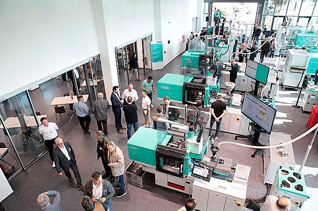 Die Kunden und Partner von Arburg nutzten ausgiebig die Gelegenheit, sich selbst ein Bild vom modernisierten ATC Radevormwald zu machen. Auf allen sieben Allroundern waren dazu auch spannende Anwendungen zu sehen. (Bild: Arburg)