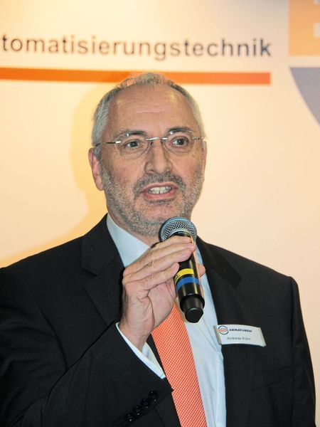 Andreas Kühn, Ebro, beschrieb die Vielfältigkeit seiner Klappen in der Schüttgutindustrie (Bild: Mühlenkamp)