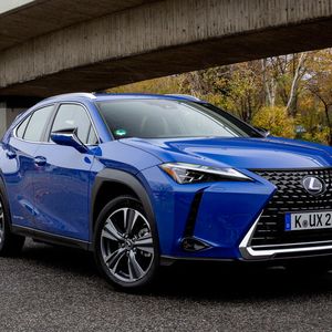 Am riesigen Kühlergrill hält Lexus auch beim rein elektrischen UX fest.(Bild:  Lexus)