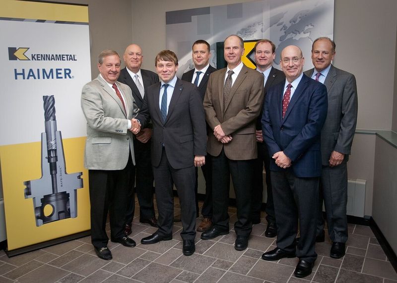 v.l.: John R. Tucker (Kennametal), Mike Ramsey (Kennametal), Andreas Haimer (Haimer GmbH), Oliver Sax (Haimer GmbH), Peter Dragich (Kennametal), Brendt Holden (Haimer USA), Doug Ewald (Kennametal), John H. Jacko, Jr. (Kennametal). (Bild: Kennametal)