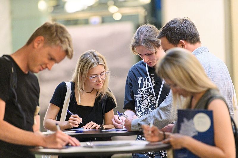 Im Foyer trugen sich viele Besucher direkt für den Newsletter der LAB-SUPPLY oder der LABORPRAXIS ein. So verpasst man auch nicht den Termin der nächsten LAB-SUPPLY Innsbruck. Der wird voraussichtlich 2027 sein. Dafür soll nächstes Jahr zum ersten Mal eine LAB-SUPPLY in Graz stattfinden.      Mehr Infos zu den kommenden LAB-SUPPLY-Messen finden Sie auf www.lab-supply.info (Bild: Stefan Stark)