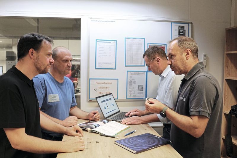 Besprechen den Einsatz der neuen Lösung (v. l.): Danny Schrödel, Anwendungstechniker bei ISCAR, Alexander Weber, Prozessoptimierer und Programmierer bei WST, Thomas Nopper, Beratung und Verkauf bei Iscar, und Velibor Nisic vom Rüstvorbereitungszentrum bei WST. (Bild: Iscar)