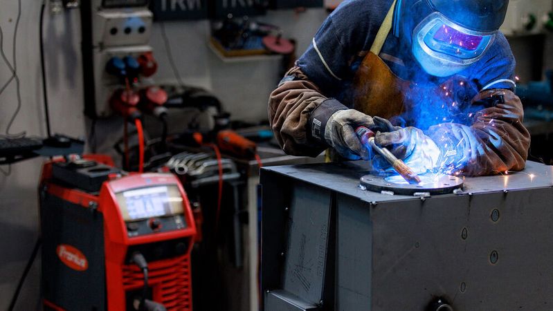„Unsere Bauteile haben eine Materialstärke von 1–6 mm und verziehen sich relativ schnell. Also müssen wir mit wenig Wärmeeintrag verzugsarm schweißen“, erklärt Holger Kleck, Meister im Bereich Schweißtechnik.(Bild:  Fronius)